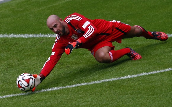 FC Bayern Munich&#039;s Pepe Reina dives for the ball during a training session at the Allianz Arena in Munich August 9, 2014. REUTERS/Michael Dalder (GERMANY - Tags: SPORT SOCCER)