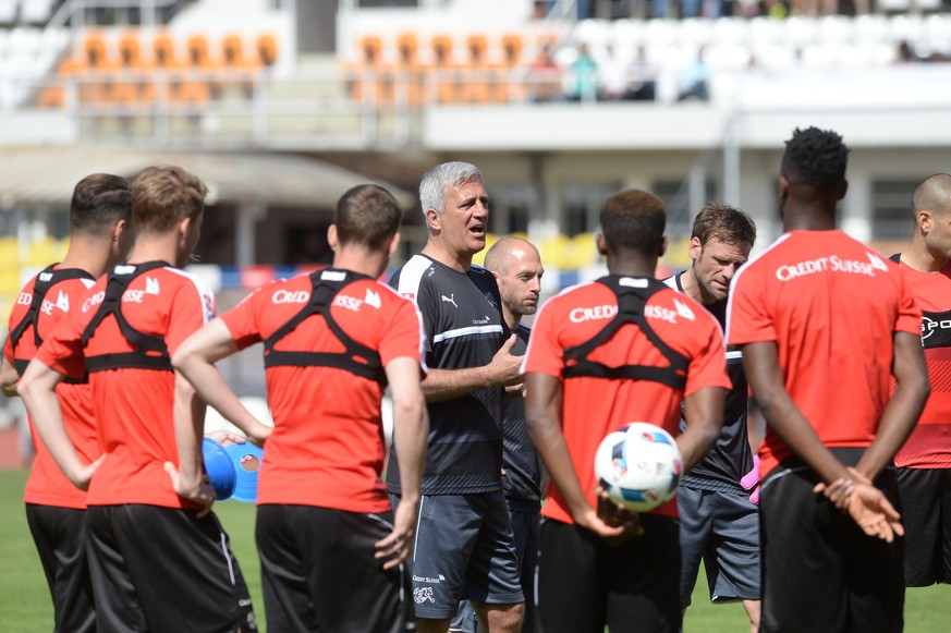 Nati-Trainer Vladimir Pektovic mit seiner Mannschaft beim Training im Cornaredo-Stadion in Lugano. (26. Mai 2016)