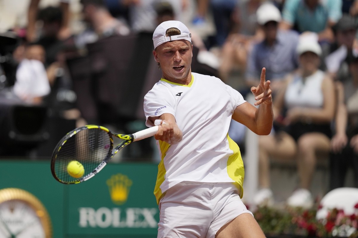 France's Alexandre Muller returns the ball to Russia's Andrey Rublev at the Italian Open tennis tournament in Rome, Monday, May 13, 2024. (AP Photo/Andrew Medichini)