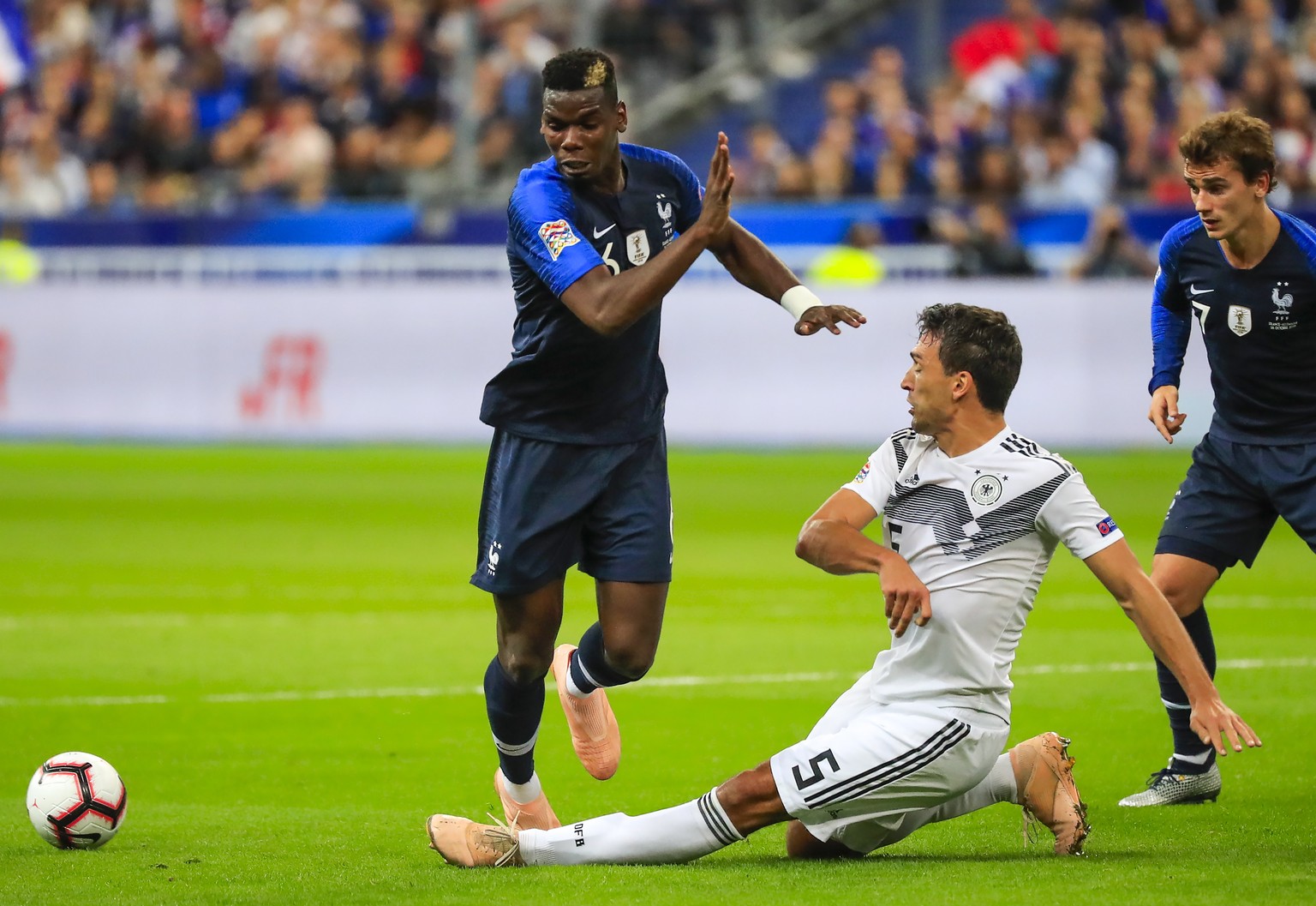 epa07098216 Paul Pogba (L) of France in action against German&#039;s Mats Hummels (R) during the UEFA Nations League soccer match between France and Germany in Saint-Denis, France on 16 October 2018.  ...