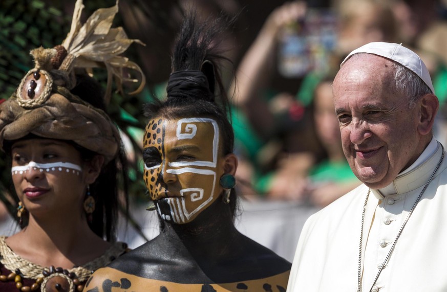 epa06980461 Pope Francis (R) poses with a group from Quintana Roo in Mexico during the weekly general audience in Saint Peters Square, Vatican City, 29 August 2018. EPA/ANGELO CARCONI