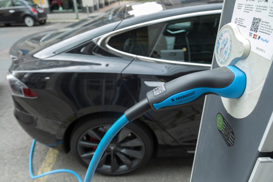 epa06189305 A Tesla electric car parks at a charging station in Berlin, Germany, 07 September 2017. German inner-cities suffer under high air pollution caused by nitrogen oxide emissions of Diesel eng ...