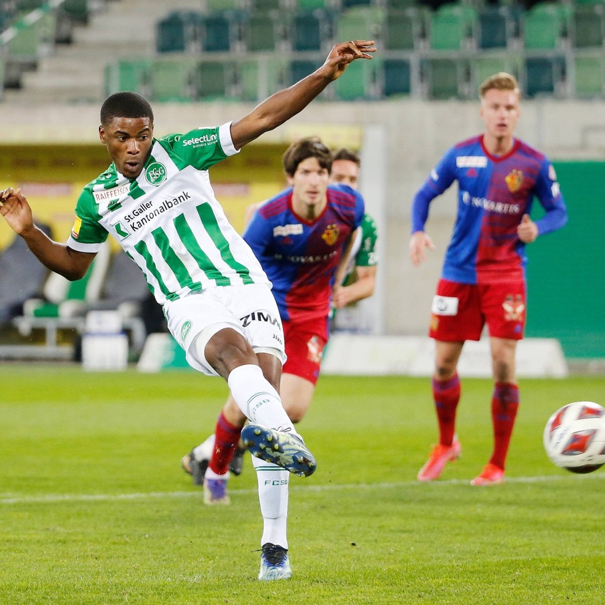 Foto Manuel Geisser 27.02.2021 Sankt Gallen : Kybunpark St.Gallen , Saison 2020/2021 Herren Fussball Super League FC St.Gallen - FC Basel Elfmeter Kwadwo Duah FCSG zum 2:0 *** Photo Manuel Geisser 27  ...