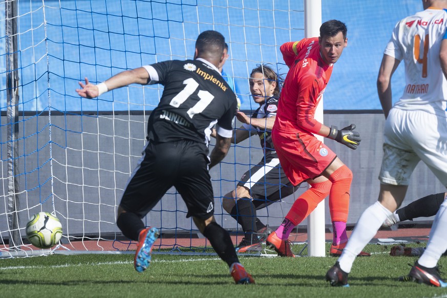 Grasshopper Goalie Heinz Lindner kassiert das Tor zum 1:1 gegen Luganos Carlinhos Junior (11) beim Fussballspiel der Super League zwische dem Grasshopper Club Zuerich und dem FC Lugano, am Sonntag, 31 ...