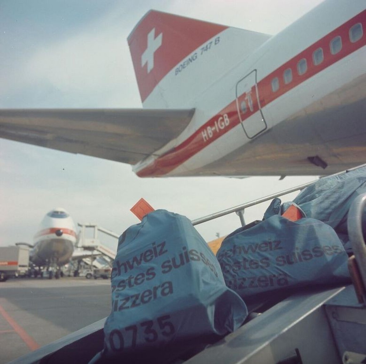 Élément d’une logistique internationale, le chargement des sacs postaux dans un Boeing 747 de Swissair en 1973.