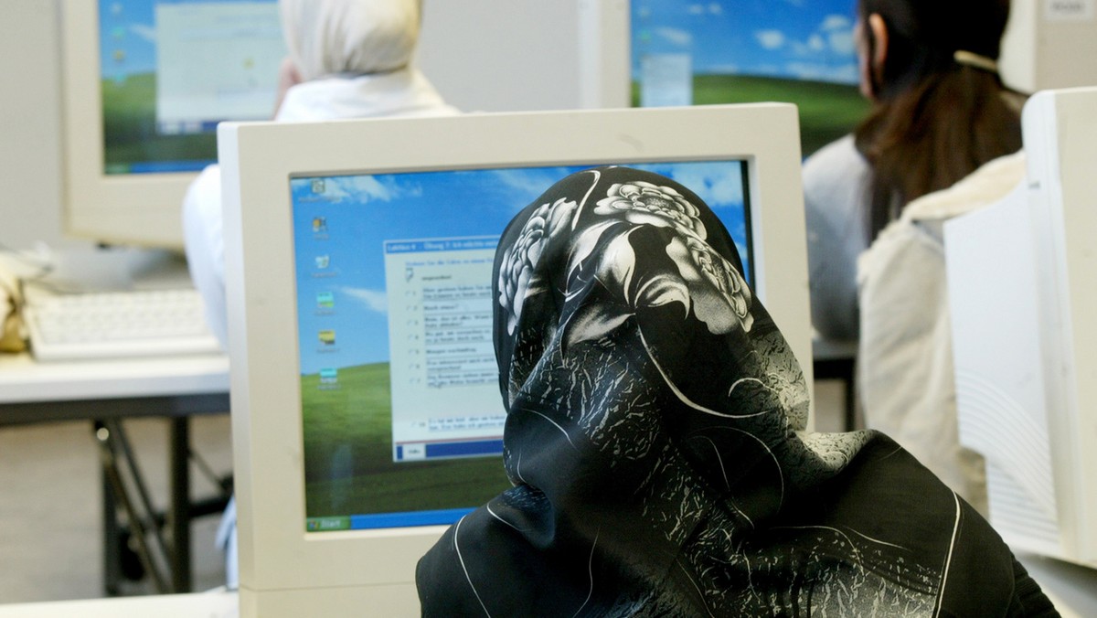 Junge auslaendische Frauen beim deutschen Sprachunterricht in der Volkshochschule in Berlin Neukoelln am 23. November 2004. Gutes Deutsch ist die 'Eintrittskarte" in die hiesige Gesellschaft ...
