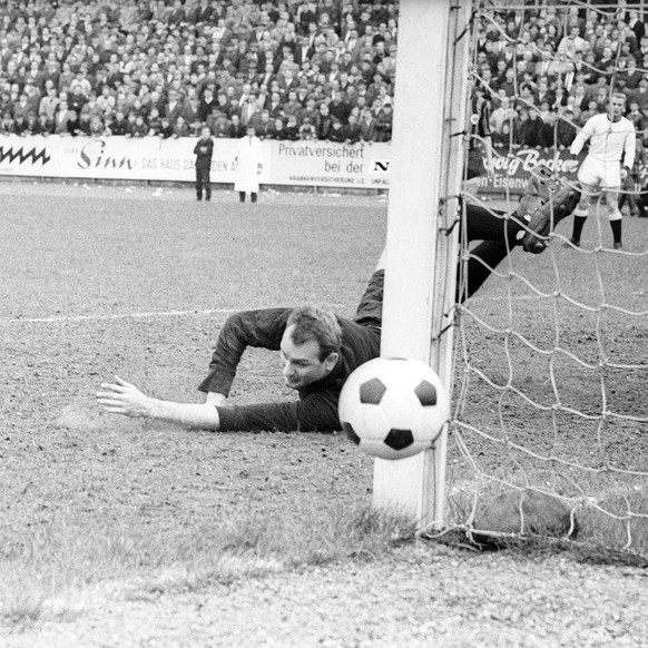 Bildnummer: 07165816 Datum: 09.11.1963 Copyright: imago/Ferdi Hartung
Dieter Lindner (Eintracht Frankfurt, li.); Fussball Herren GER 603k Eintracht Frankfurt 1. BL xSP Vneg Vsw quer, 1963/1964, Aufnah ...