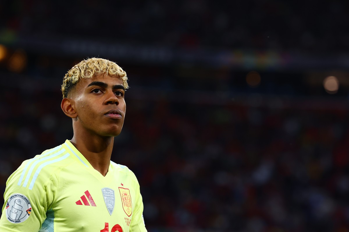 epa12164926 Lamine Yamal of Spain walks on the pitch ahead of the UEFA Nations League final match between Portugal and Spain in Munich, Germany, 08 June 2025. EPA/ANNA SZILAGYI