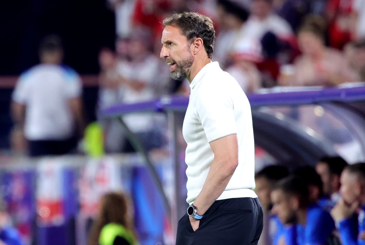 epa11437778 Head coach Gareth Southgate of England watches from the touchline during the UEFA EURO 2024 group C soccer match between England and Slovenia, in Cologne, Germany, 25 June 2024. EPA/OLIVIE ...