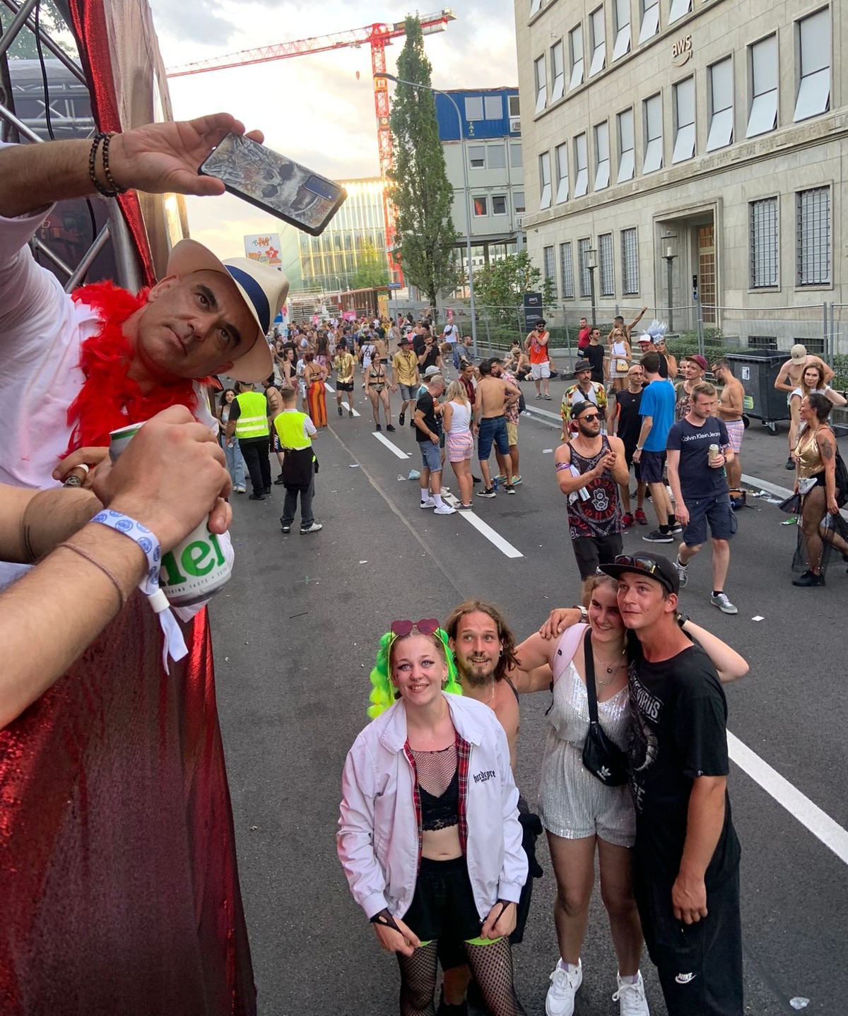 Bundesrat Alain Berset macht an der Street Parade 2023 am Ende des Umzugs mit dem Handy einer Teilnehmerin ein Selfie.
