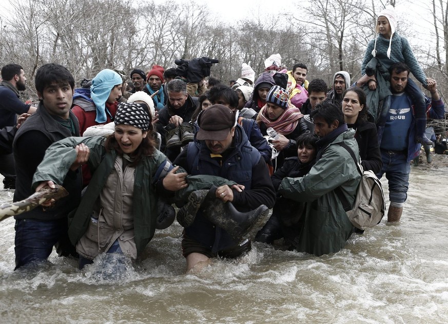 Flüchtlinge an der griechisch-mazedonischen Grenze.