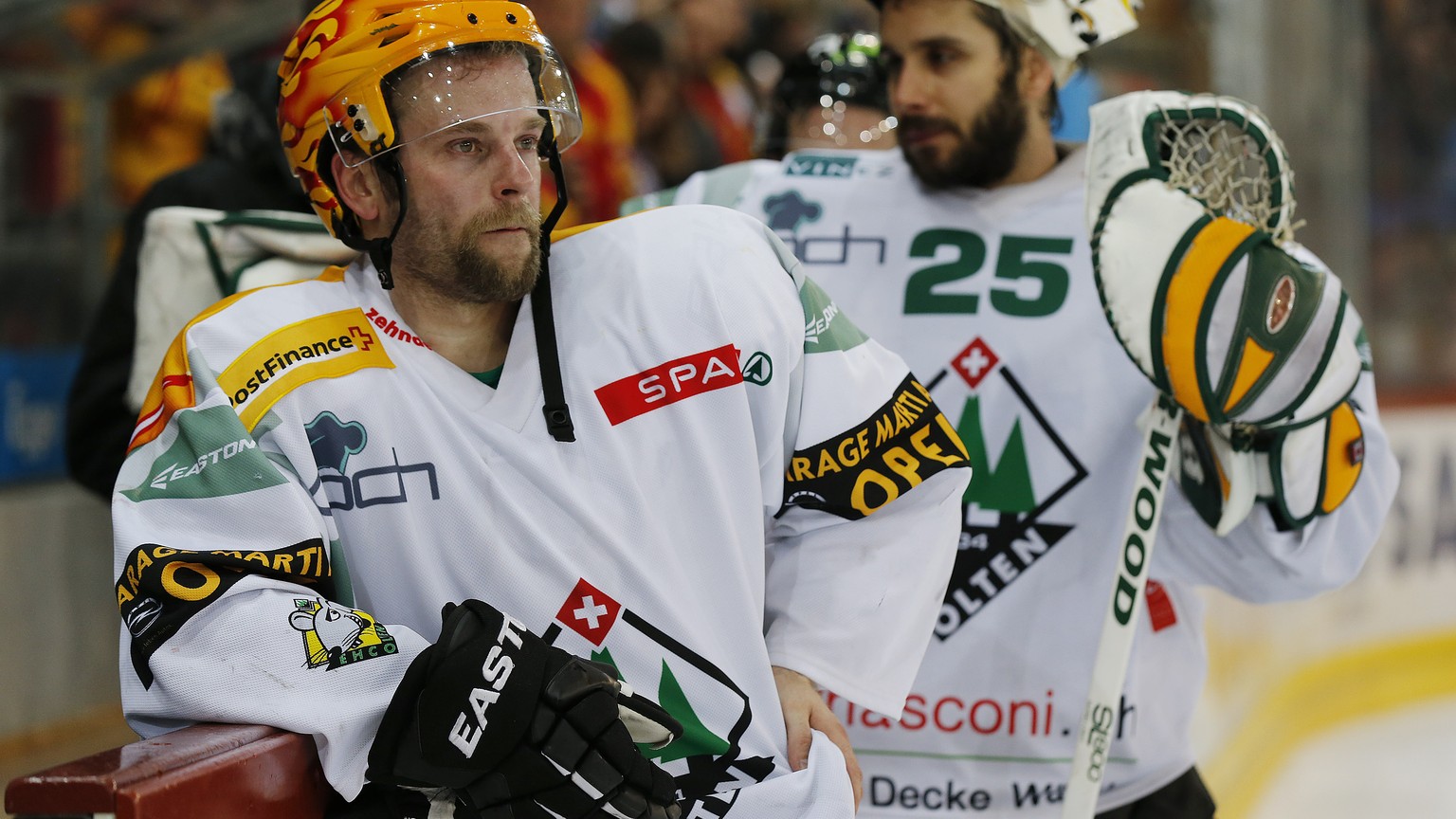 31.03.2015; Langnau: Eishockey NLB Playoff Final - SCL Tigers - EHC Olten: Enttaeuschung bei Marco Truttmann (Olten) links und Michael Tobler (Olten) nach dem Spiel. (Christian Pfander/freshfocus)