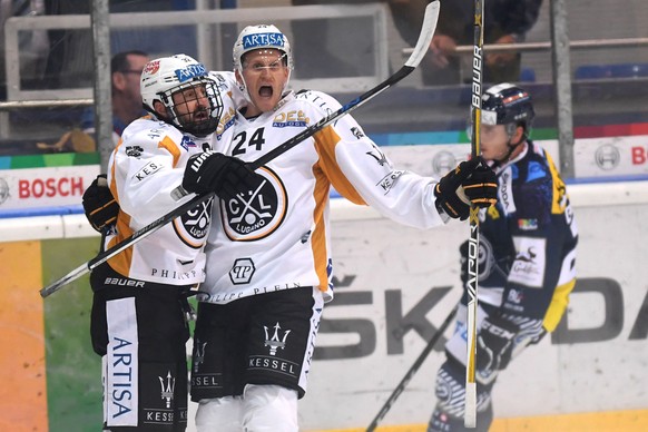 Lugano’s player Jani Lajunen, right, celebrates the 1-3 goal with Lugano’s player Sebastien Reuille, left, during the preliminary round game of the National League Swiss Championship 2017/18 between H ...