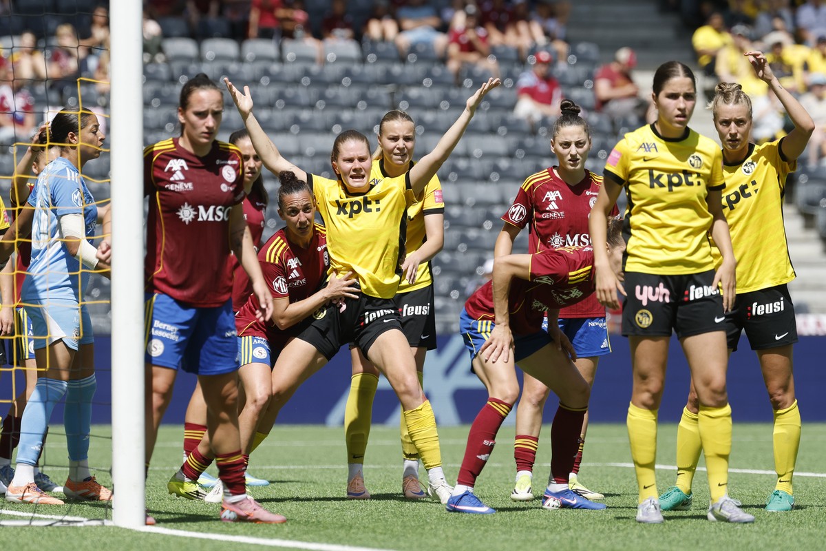 Emilie Bernhardt (YB), Mitte, reklamiert ein Halten vor einem Eckball. im ersten Fussball Playoff Final-Spiel der AXA Women's Super League zwischen den BSC YB Frauen und Servette FC Chenois Femin ...
