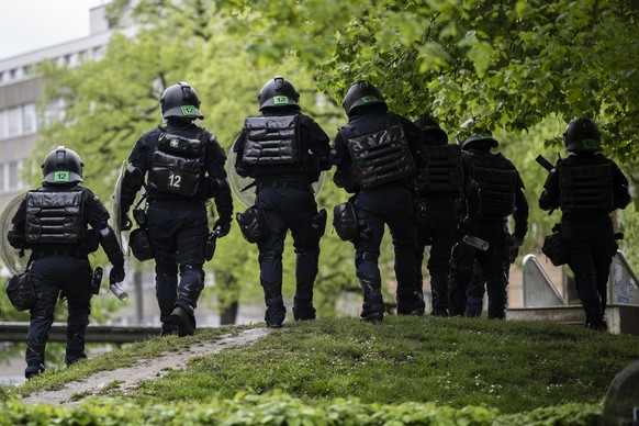 Polizisten sichern den Bereich um die Kanzlei an der Nachdemonstration vom 1. Mai-Umzug, am Tag der Arbeit im Zeichen der &quot;feministischen Revolution&quot; in Zuerich, aufgenommen am Montag, 1. Ma ...