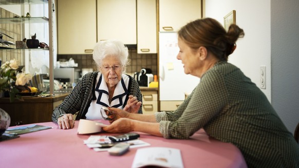 ZUR STUDIE ZU KOSTEN UND BETREUUNG IM ALTER DER PAUL SCHILLER STIFTUNG STELLEN WIR IHNEN FOLGENDES BILD ZUR VERFUEGUNG. WEITERE BILDER FINDEN SIE AUF visual.keystone-sda.ch --- Eine Bewohnerin der Sie ...