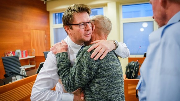 Erleichterung. Der Vater von Viggo Kristiansen umarmt den Anwalt Gulstad