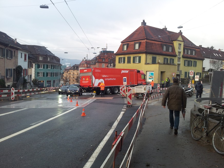 Unfall an neuralgischem Ort: Ein Lastwagen hat beide Fahrtrichtungen auf der Rosengartenstrasse in Zürich versperrt, was zu Verspätungen im Morgenverkehr führte.