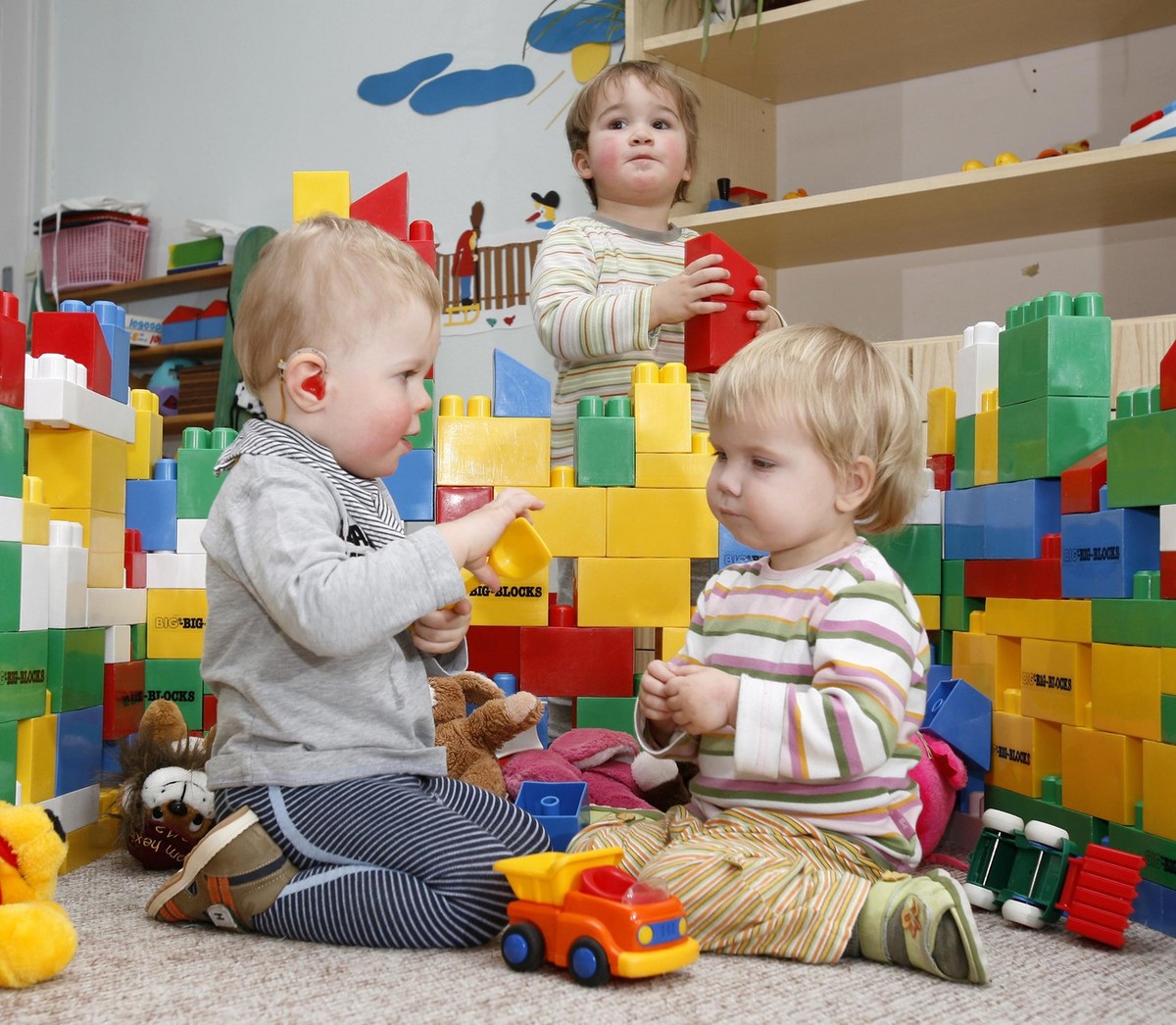 ARCHIV - Victor, Philipp und Luisa spielen am 17. Jan. 2006 in der Kinderkrippe "Am Aquarium"in Erfurt, Thueringen. Der Krippenausbau auf 750.000 Plaetze bis zum Jahr 2013 ist nach Auffassun ...