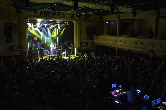 Die Band Patent Ochsner spielt bei einem Pilotversuch vor Publikum, am Montag, 21. Juni 2021, in Bern. Rund fuenfhundert Personen duerfen ohne Maske an dieser Veranstaltung teilnehmen. Sie muessen gei ...