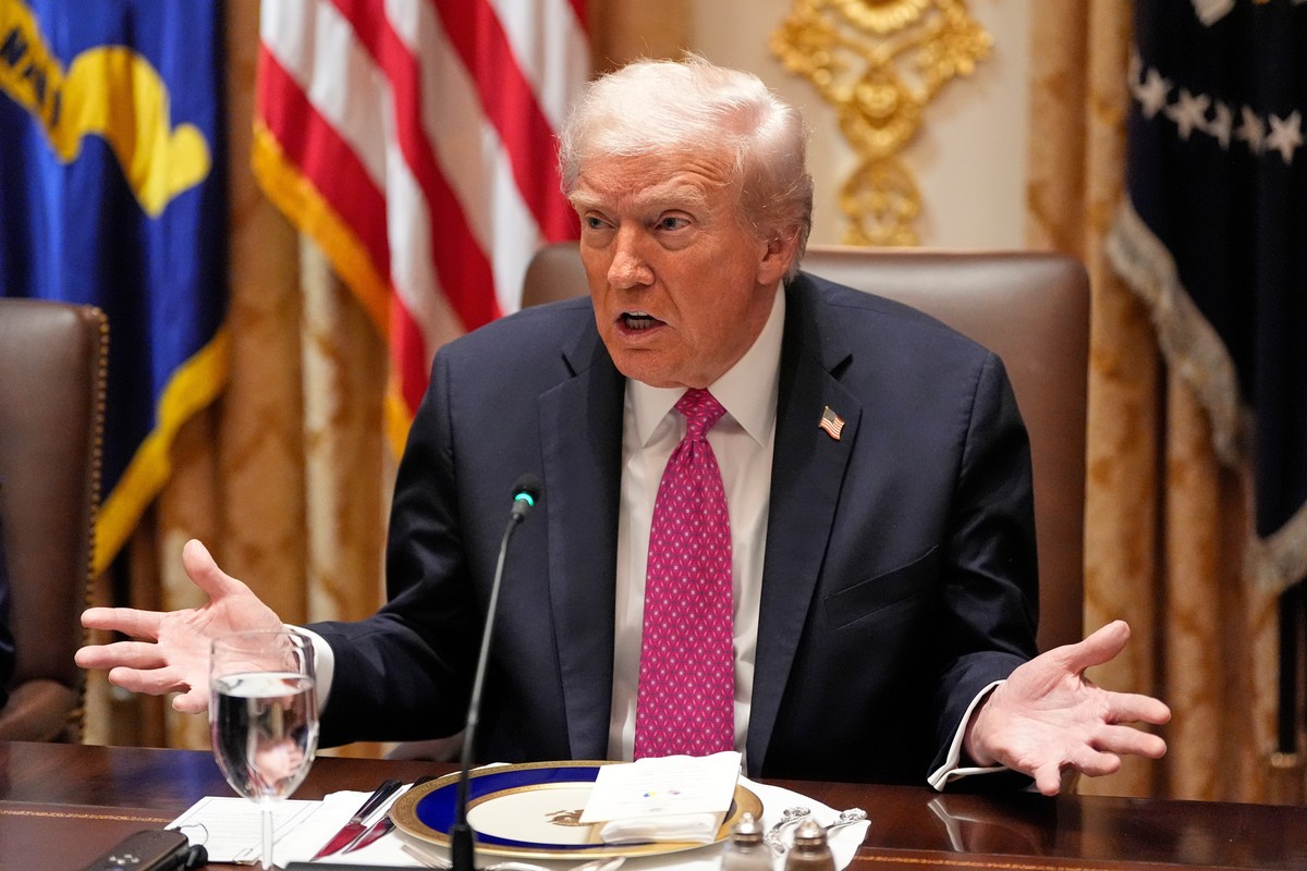 Donald Trump affirme que Nicolas Maduro cherche à apaiser les tensions avec Washington, alors que les États-Unis multiplient les frappes controversées contre des cibles liées au narcotrafic dans les C ...