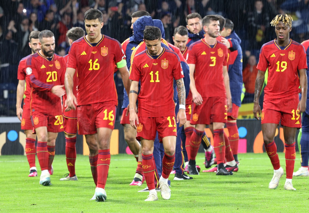 epaselect epa10548038 Spain's captain Rodri and teammates walk off the pitch after the UEFA EURO 2024 qualification match between Scotland and Spain in Glasgow, Britain, 28 March 2023. Scotland w ...