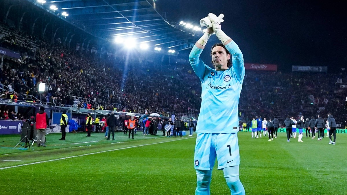 Bologna FC v FC Internazionale - Serie A TIM Yann Sommer of FC Internazionale celebrates the victory at the end of the serie A TIM match between Bologna FC and FC Internazionale at Stadio Renato DallA ...