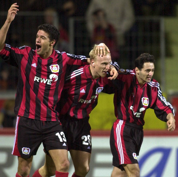 IMAGO / Uwe Kraft

Torjubel Leverkusen, v.li.: Michael Ballack, Carsten Ramelow, Oliver Neuville Fußball 1. BL Herren Saison 2001/2002, Bayer 04 Leverkusen Gruppe BayArena Leverkusen Begeisterung, Fre ...
