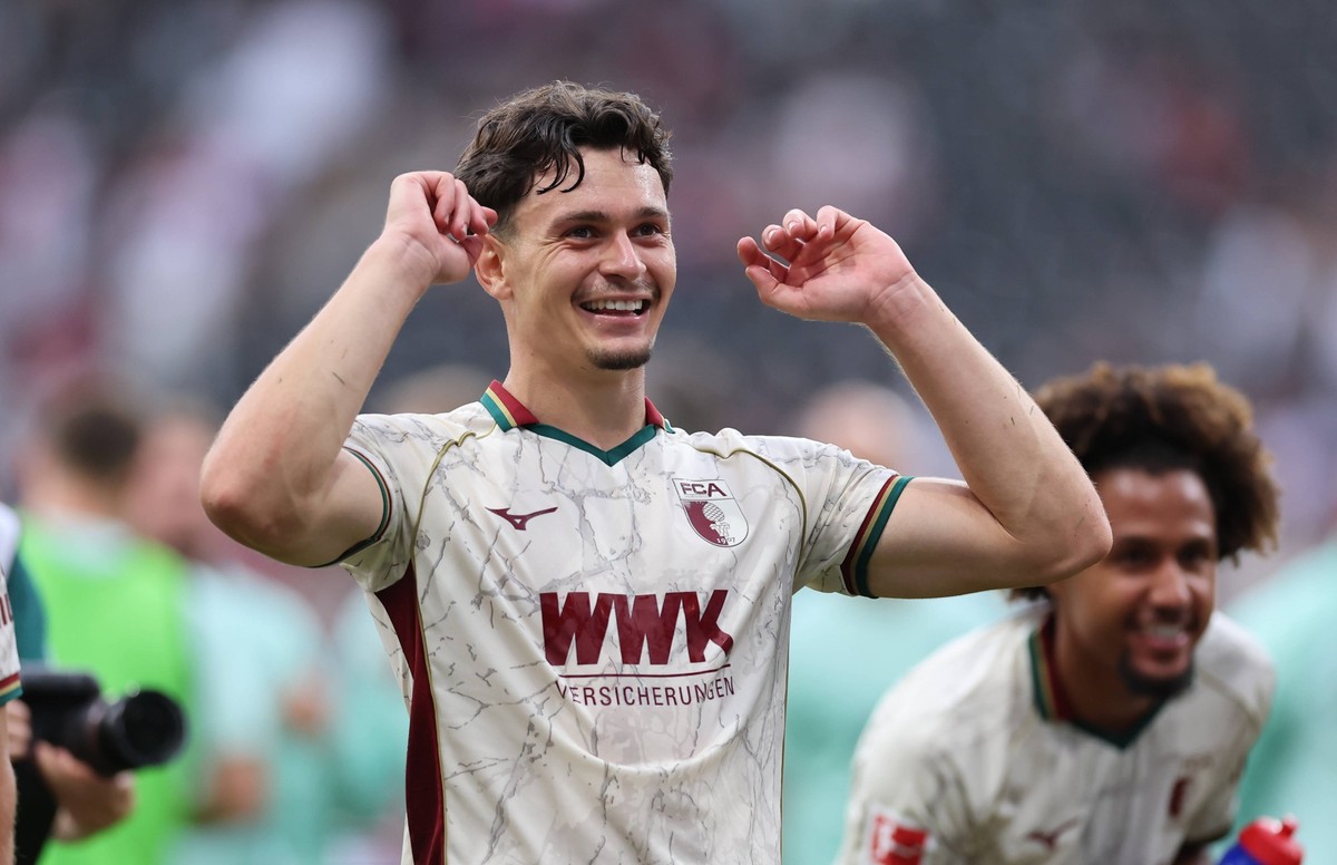 06.09.2026, Fussball Bundesliga, Eintracht Frankfurt - FC Augsburg, v.l., Fabian Rieder FC Augsburg feiert mit den Fans, celebrate with the fans DFL/DFB REGULATIONS PROHIBIT ANY USE OF PHOTOGRAPHS AS  ...