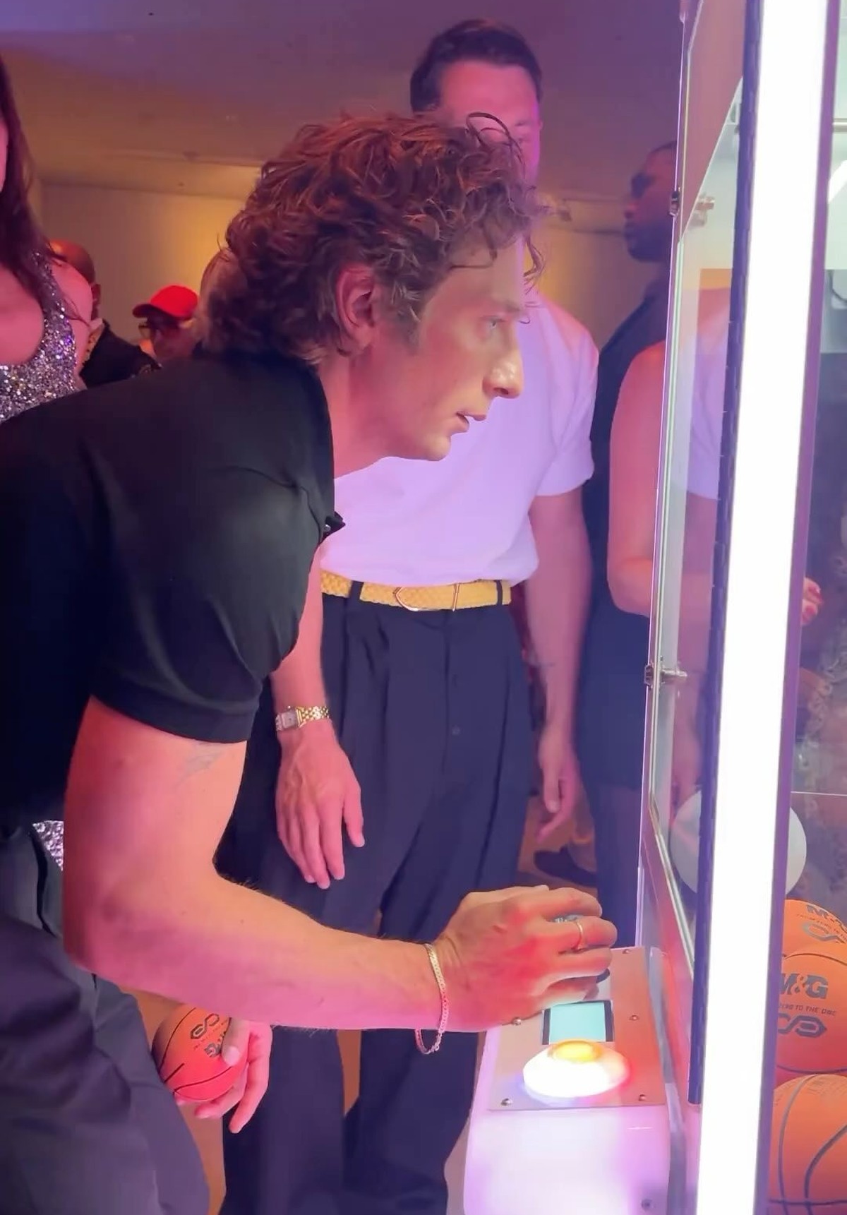Jeremy Allen White joue pour la médaille d'or.