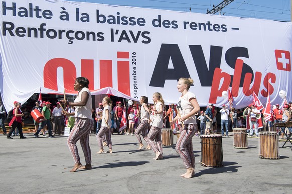 Zahlreiche Personen protestieren gegen Rentenabbau, die Anhebung des Rentenalters auf 67 Jahre und fuer eine starke AHV, am Samstag, 10. September 2016, in Bern. Organisatorin der bewilligten Kundgebu ...