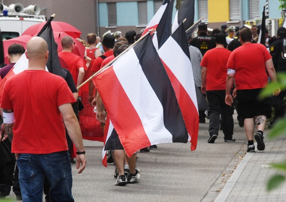 Teilnehmer eines Aufmarsches von Rechtsextremen gehen am 03.06.2017 durch Karlsruhe-Durlach (Baden-Württemberg). Die rechtsextreme Kleinstpartei Die Rechte hat zum «Tag der deutschen Zukunft» aufgeruf ...