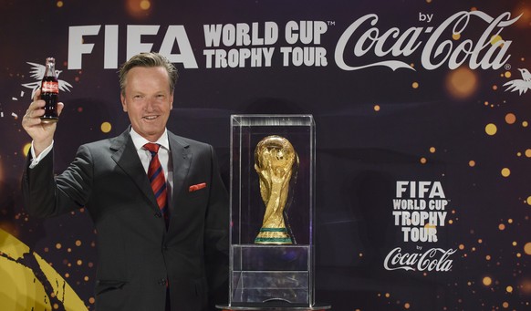 Die WM-Trophäe war vor der Endrunde 2014 in Brasilien mit Coca Cola auf Tour.