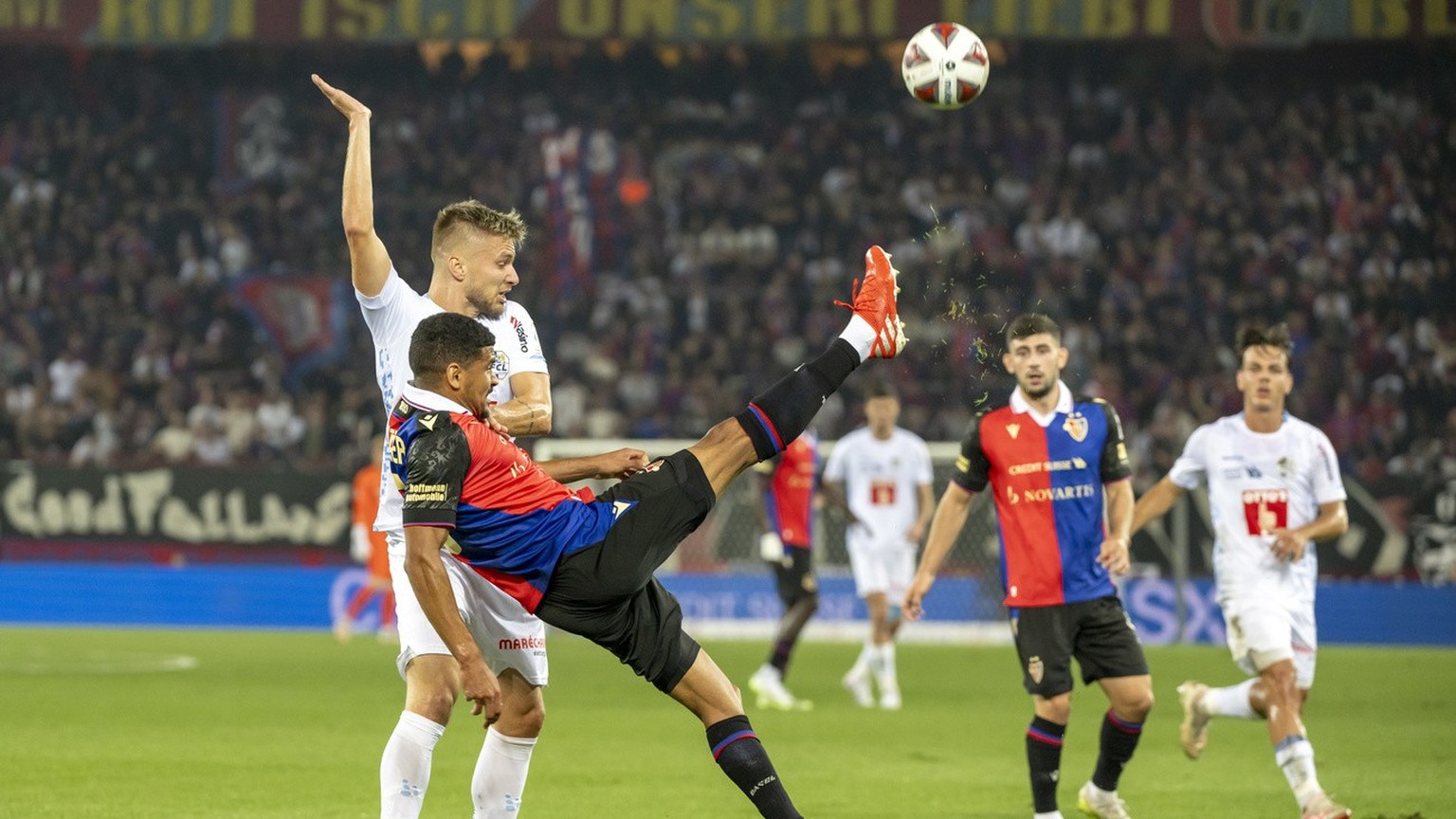 Basels Mohamed Draeger, vorne, gegen Luzerns Martin Frydek, hinten, im Fussball Meisterschaftsspiel der Regular Season der Super League zwischen dem FC Basel 1893 und dem FC Luzern im Stadion St. Jako ...