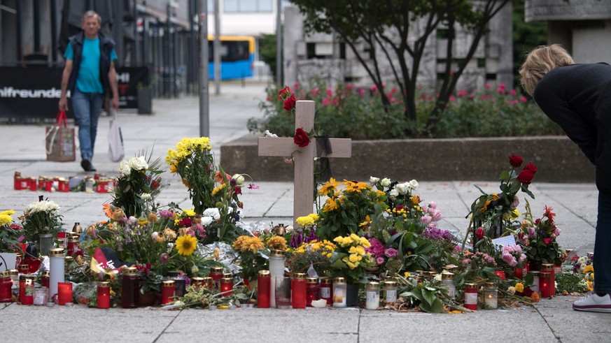 01.09.2018, Sachsen, Chemnitz: Ein Holzkreuz mit Rose und Trauerflor steht inmitten von Blumen in der Chemnitzer City. Am 26.08.2018 war hier ein 35 Jahre alter Deutscher durch Messerstiche getoetet w ...