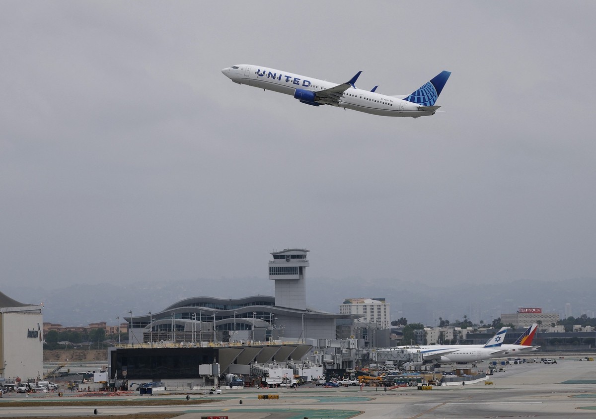 LOS ANGELES, CALIFORNIA - MAY 29: A United Airlines plane takes off from Los Angeles International Airport on May 29, 2025 in Los Angeles, California. United Airlines announced plans to return service ...