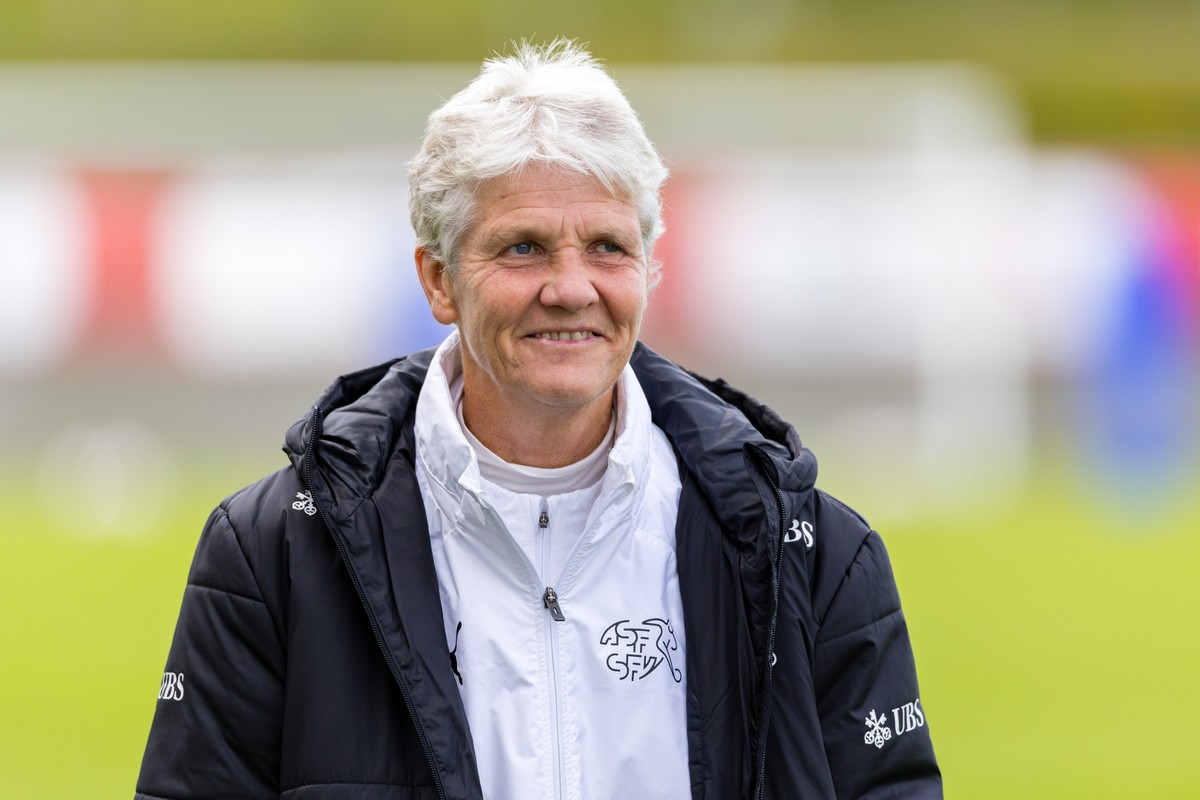 Trainerin Pia Sundhage beim Training der Schweizer Frauen Fussball Nationalmannschaft am Dienstag, 21. Oktober 2025 in der Thermoplan Arena in Weggis. (KEYSTONE/Philipp Schmidli)