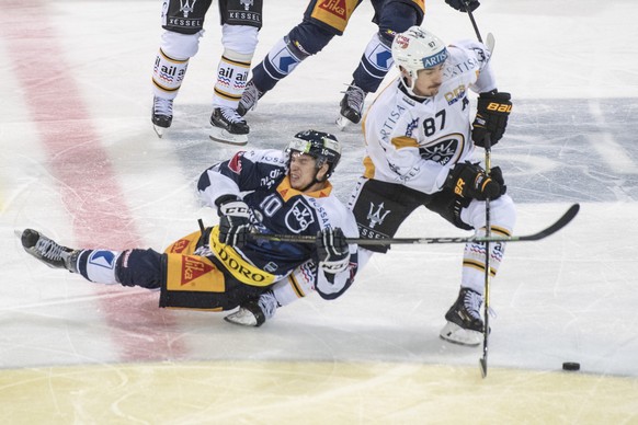 Dominic Lammer, links, von Zug in Spiel gegen Dario Buergler, rechts, von Lugano beim Eishockey Meisterschaftsspiel in der Qualifikation der National League zwischen dem EV Zug und dem HC Lugano vom S ...