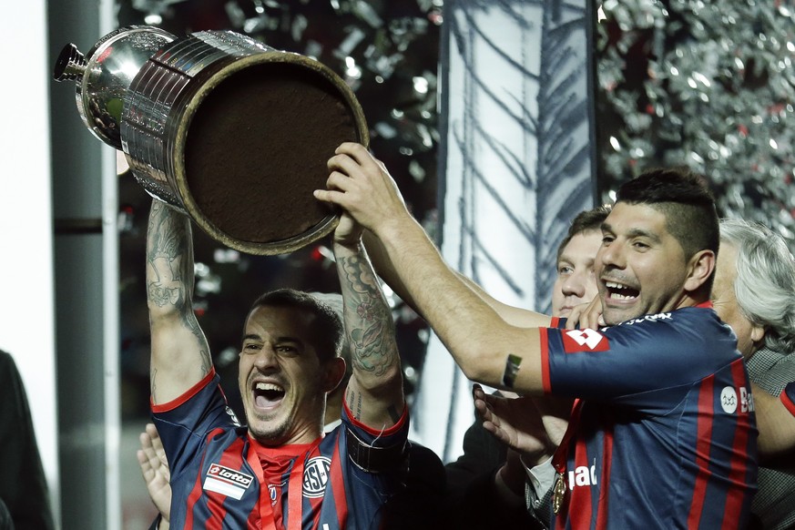 Captain Leandro Romagnoli (l.)feiert mit Torschütze Nestor Ortigoza den Sieg in der Copa Libertadores.