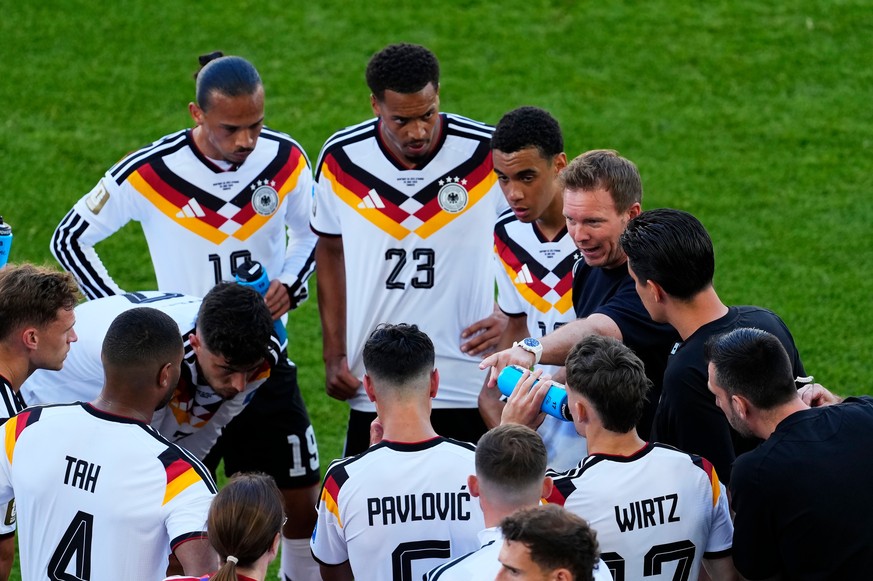Germany manager Julian Nagelsmann, right, speaks with his team during hydration break during the World Cup Group E soccer match between Germany and Ivory Coast in Toronto, Saturday, June 20, 2026. (Ch ...