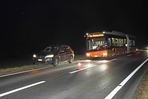 Personenwagen schneidet Postauto in Chur, eine Person verletzt