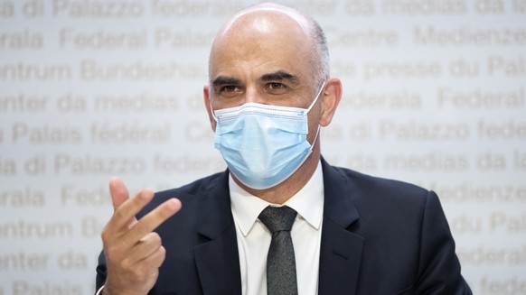 Bundesrat Alain Berset spricht waehrend einer Medienkonferenz des Bundesrates zur aktuellen Lage im Zusammenhang mit dem Coronavirus, am Mittwoch, 21. April 2021, in Bern. (KEYSTONE/Peter Klaunzer)