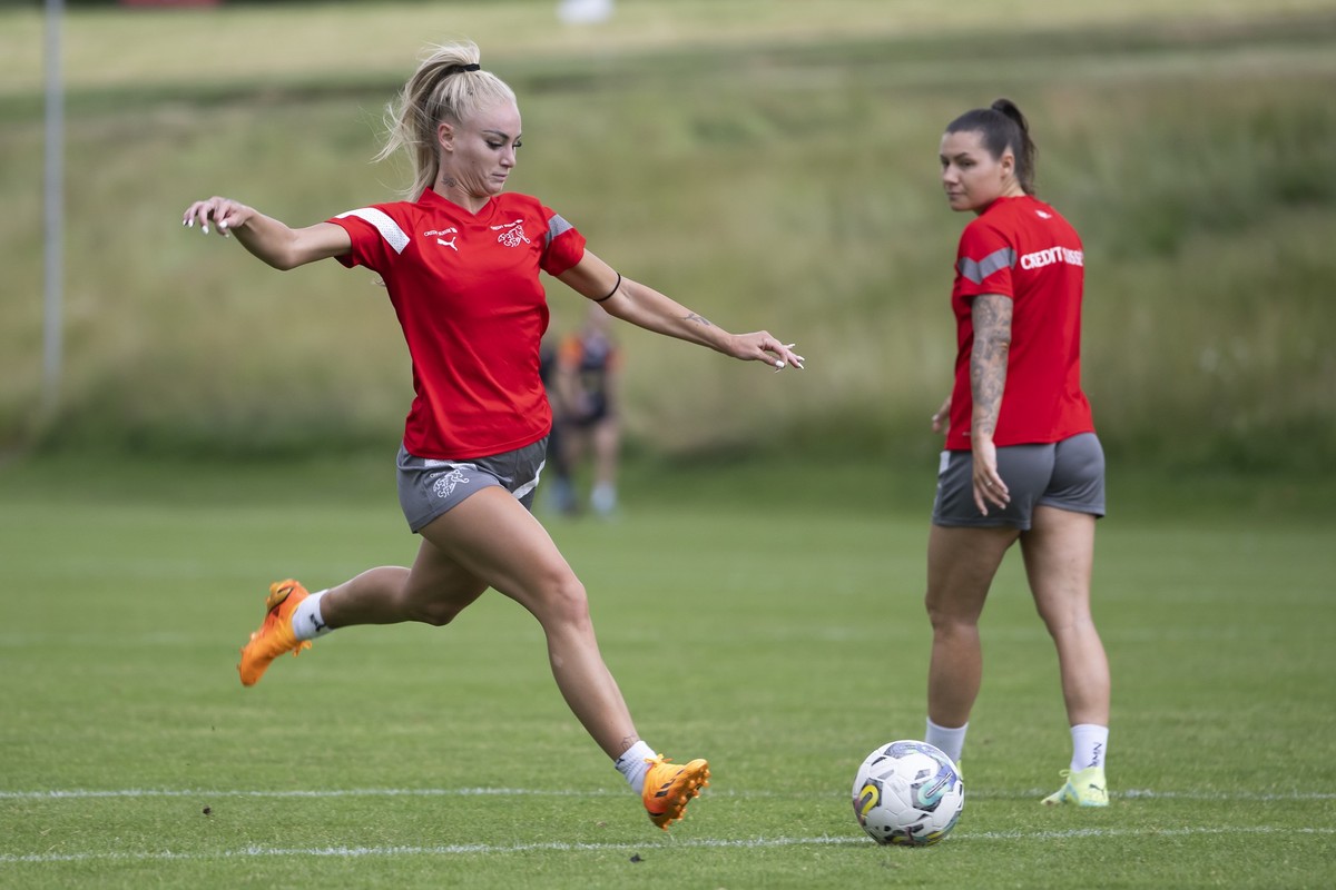 Schweizer Spielerin Alisha Lehmann, links, in Aktion neben Ramona Bachmann, im Trainingscamp der Schweizer Fussball-Nationalmannschaft der Frauen, am Dienstag, 20. Juni 2023, auf dem Areal des Nationa ...