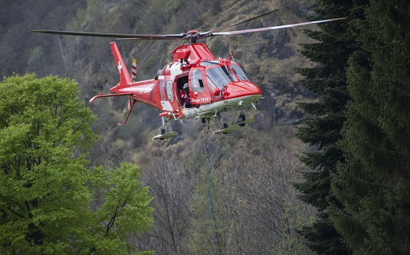 ZUR JAHRESMEDIENKONFERENZ DER SCHWEIZERISCHEN RETTUNGSFLUGWACHT REGA STELLEN WIR IHNEN AM DONNERSTAG 7.APRIL 2016 FOLGENDES ARCHIVBILD ZUR VERFUEGUNG. - Ein Rega-Helikopter evakuiert anlaesslich einer ...