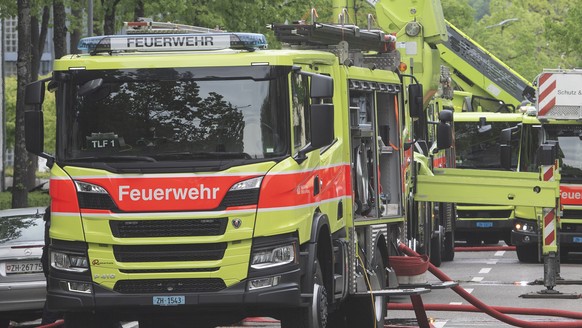 Die Feuerwehr versucht den Brand im Dachstock der Klinik Hirslanden zu loeschen, aufgenommen am Montag, 10. Mai 2021 in Zuerich. (KEYSTONE/Ennio Leanza)