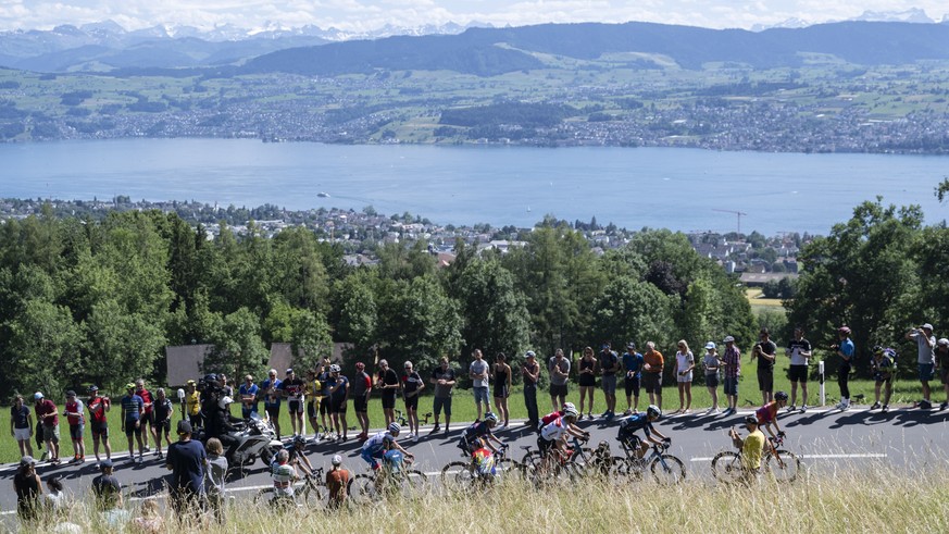 epa10009737 The peloton passes Lake Zurich during the first stage, a 178 km race with start and finish in Kuesnacht, at the 85th Tour de Suisse UCI ProTour cycling race, in Kuesnacht, Switzerland, 12  ...