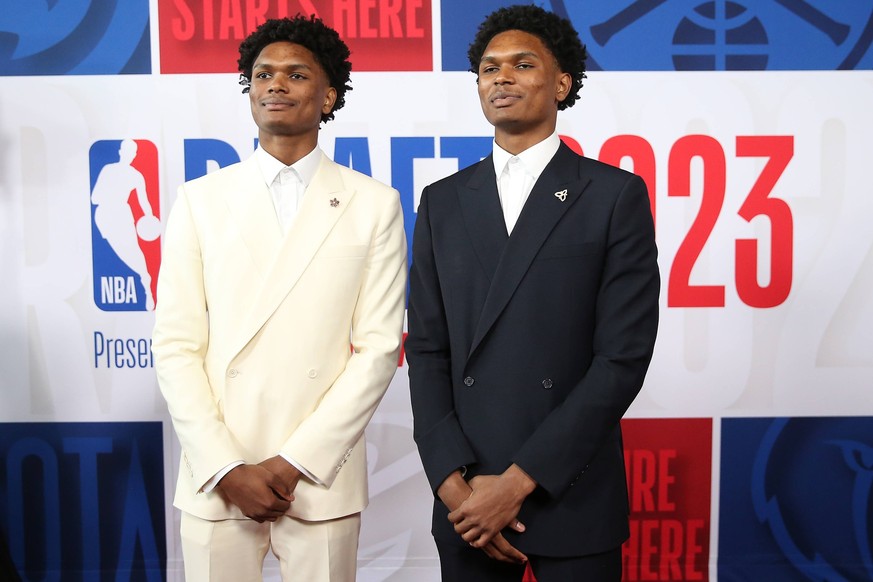 NBA, Basketball Herren, USA NBA Draft Jun 22, 2023 Brooklyn, NY, USA Amen Thompson L and Ausar Thompson R arrive for the first round of the 2023 NBA Draft at Barclays Arena. Brooklyn Barclays Arena NY ...