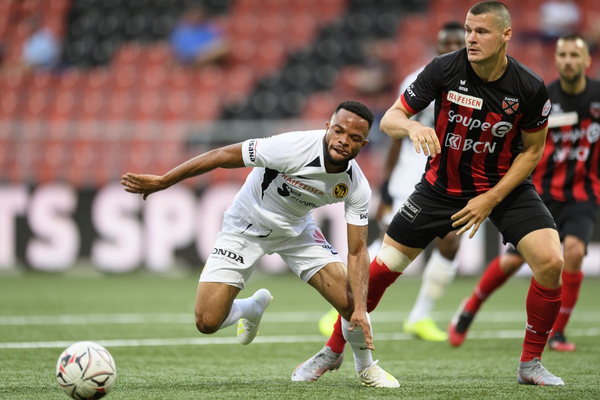L'attaquant bernois Elia Meschack, gauche, lutte pour le ballon avec le defenseur neuchatelois Marcis Oss, droite, lors de la rencontre de football de Super League entre Neuchatel Xamax FCS et BS ...