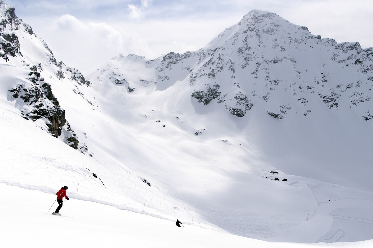 People enjoy the good condition on the Verbier's slopes in front of the "Bec des Rosses" mountain in Verbier, Switzerland, this Friday, March 30, 2018. (KEYSTONE/Anthony Anex)