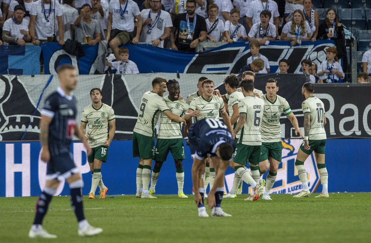 epa10804745 Players from Hibernian Edinburgh celebrate the opening goal during the UEFA Europa Conference League 3rd qualifying round, 2nd leg soccer match between Switzerlands's FC Luzern and Hi ...